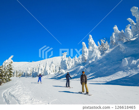 A course on the frost-covered plains on a clear day overlooking the Zao mountain range (Zao Onsen Ski Resort, Yamagata Prefecture) A course on the frost-covered plains on a clear day overlooking the Zao mountain range (Zao Onsen Ski Resort, Yamagata Prefecture) 126618465