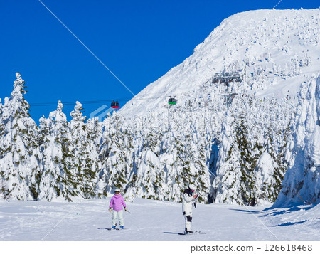 從霜原緩坡眺望三寶光神山(山形縣藏王溫泉滑雪場霜原路線) 從霜原緩坡眺望三寶光神山(山形縣藏王溫泉滑雪場霜原路線) 126618468