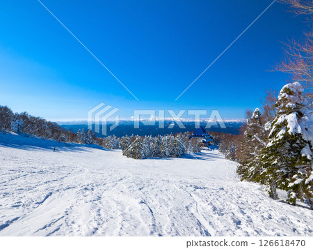 被森林環繞、可眺望遠山的寧靜寬闊的滑雪場（山形縣藏王溫泉滑雪場烏托邦滑雪場） 126618470