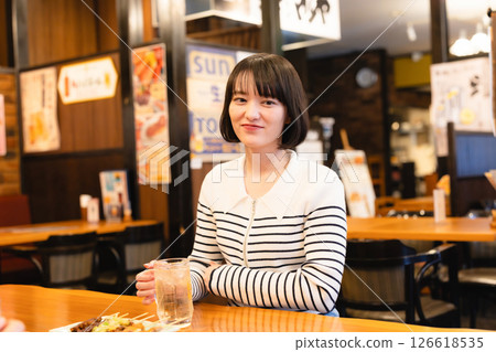 一個在酒吧喝酒的女人 126618535