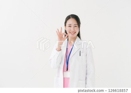 A woman in a white coat 126618857