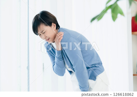 中年婦女肩痛 126618862