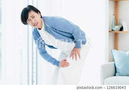 中年婦女膝蓋疼痛 126619043