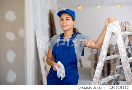 Portrait of young woman builder 126619112