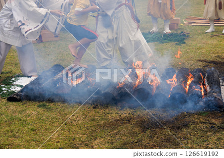 一個活潑的男孩參加火行儀式 126619192