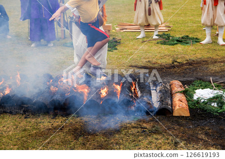 一個活潑的男孩參加火行儀式 126619193