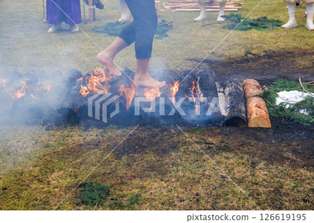 參加火行儀式的婦女 參加火行儀式的婦女 126619195