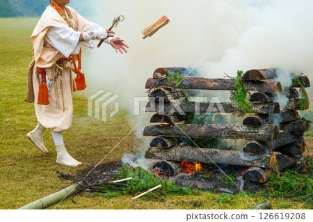 戈瑪追悼會:在戈瑪祭壇火焰中燃燒戈瑪木的祈禱儀式 戈瑪追悼會:在戈瑪祭壇火焰中燃燒戈瑪木的祈禱儀式 126619208