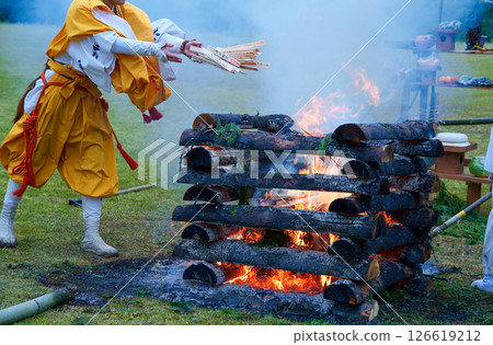 Goma Memorial Service: A prayer ritual in which goma wood is burned in the goma altar flame Goma Memorial Service: A prayer ritual in which goma wood is burned in the goma altar flame 126619212
