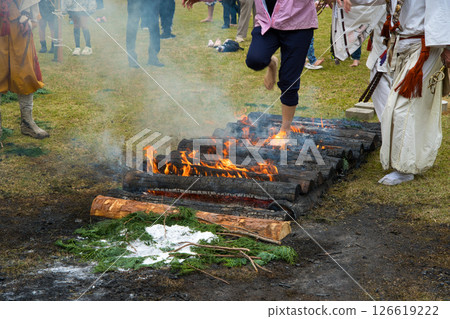 參加火行儀式的婦女 參加火行儀式的婦女 126619222