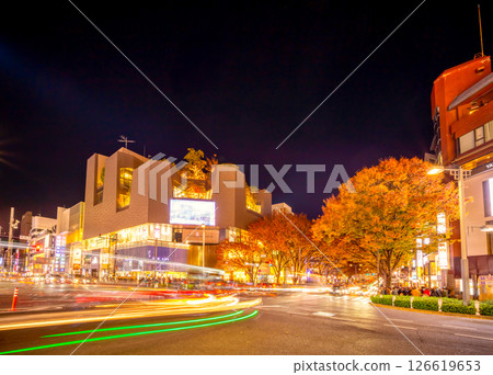 東京原宿神宮前交叉路口夜景 126619653