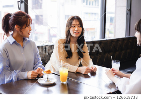 一個女人在一家咖啡館聊天 126619738