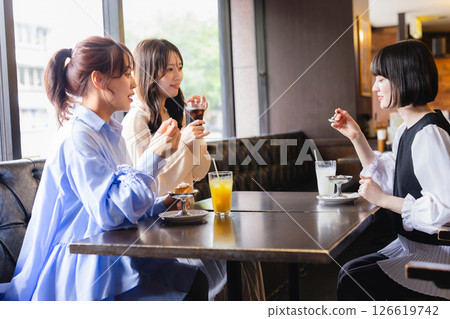 一個女人在一家咖啡館聊天 126619742