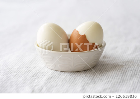 剝皮煮蛋和半剝皮煮蛋 126619836
