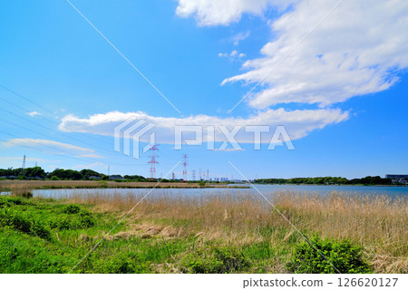 千葉縣手賀沼湖沿岸的架空電線和塔 千葉縣手賀沼湖沿岸的架空電線和塔 126620127