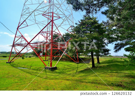 千葉縣手賀沼湖沿岸的架空電線和塔 千葉縣手賀沼湖沿岸的架空電線和塔 126620132