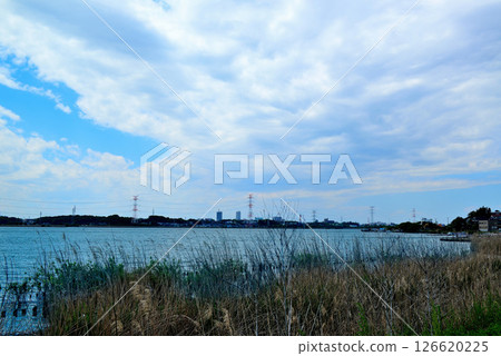千葉縣手賀沼湖沿岸的架空電線和塔 千葉縣手賀沼湖沿岸的架空電線和塔 126620225