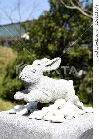 A stone carving of a rabbit welcomes us on the approach to Hakuto Shrine in Tottori Prefecture. 126621078