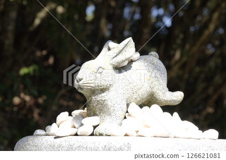 A stone carving of a rabbit welcomes us on the approach to Hakuto Shrine in Tottori Prefecture. 126621081