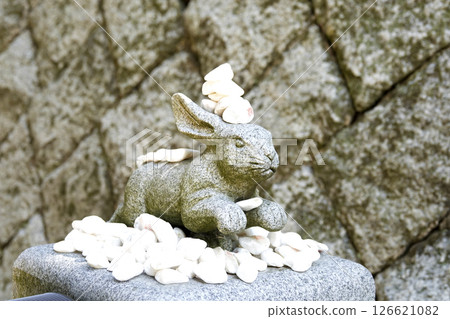 A stone carving of a rabbit welcomes us on the approach to Hakuto Shrine in Tottori Prefecture. 126621082