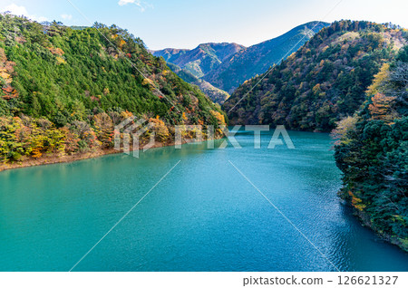 染上秋葉的塞索湖 染上秋葉的塞索湖 126621327