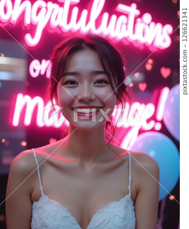 婚禮上，新娘在氣球和字母裝飾前微笑 126621341