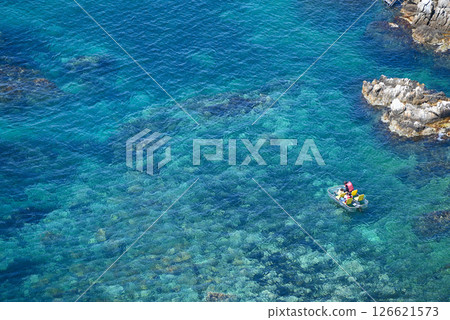 [Korea/Gangwon-do] The sea and glass-bottom boat at Jangho Port, Samcheok, on the east coast of Korea 126621573