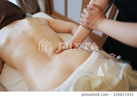 香薰精油按摩，拇指按壓下背部 126621931
