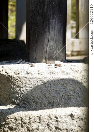The Kikuzaishi stone is a foundation stone supporting the main hall of the Shirato Shrine in Tottori Prefecture, and is carved with chrysanthemums. The Kikuzaishi stone is a foundation stone supporting the main hall of the Shirato Shrine in Tottori Prefecture, and is carved with chrysanthemums. 126622110