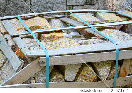 園林綠化施工現場堆放的石頭 園林綠化施工現場堆放的石頭 126623535