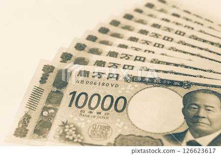10萬日圓現金、1萬日圓紙幣、經濟振興補助金、新版紙幣 10萬日圓現金、1萬日圓紙幣、經濟振興補助金、新版紙幣 126623617