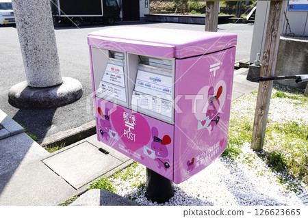 鳥取縣白兔神社入口處的粉紅色郵筒 126623665