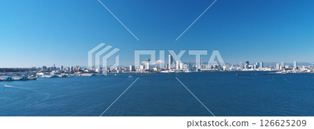 冬季:橫濱港晴朗的一天。從海灣大橋俯瞰港未來和富士山的全景。 冬季:橫濱港晴朗的一天。從海灣大橋俯瞰港未來和富士山的全景。 126625209