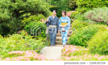 一對身著浴衣的夫婦走過日式花園 126626104