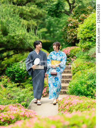 一對身著浴衣的夫婦走過日式花園 126626108