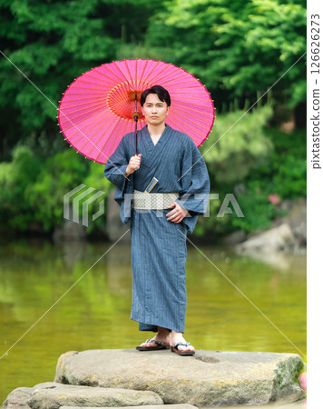 一名身穿和服、手持蛇眼傘的男子 126626273