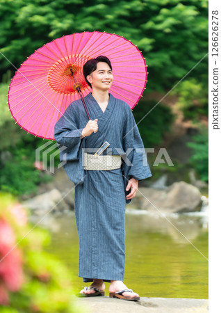 一名身穿和服、手持蛇眼傘的男子 126626278