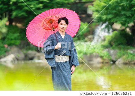 一名身穿和服、手持蛇眼傘的男子 126626281