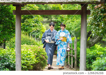 一對穿著浴衣的夫婦在日本花園漫步 126626288