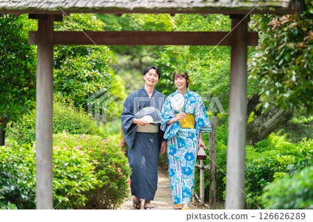 一對穿著浴衣的夫婦在日本花園漫步 126626289