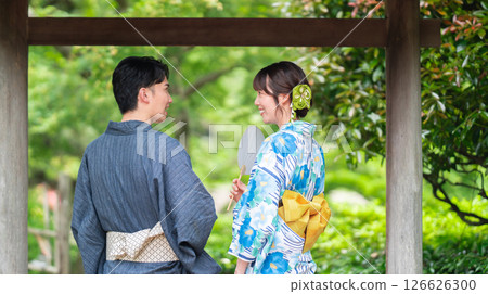 一對穿著浴衣的夫婦在日本花園漫步 126626300