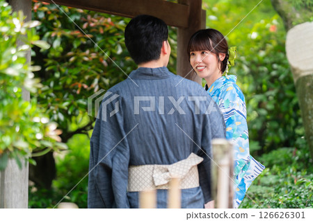 一對穿著浴衣的夫婦在日本花園漫步 126626301