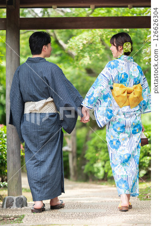 A couple in yukata strolling through a Japanese garden 126626304