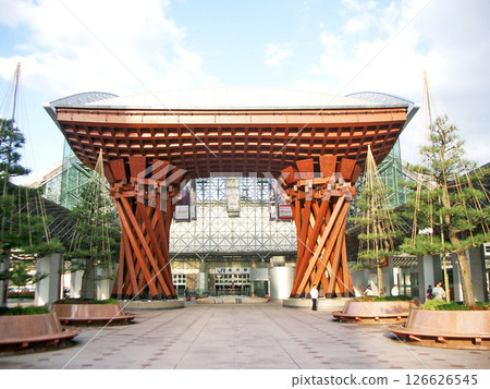 金澤站東口的舫門（石川縣金澤市） 126626545