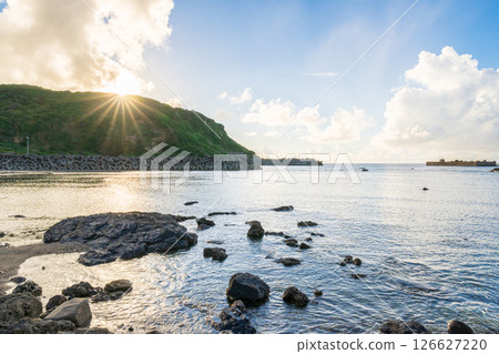 傍晚陽光明媚,美麗的南島海灘 傍晚陽光明媚,美麗的南島海灘 126627220