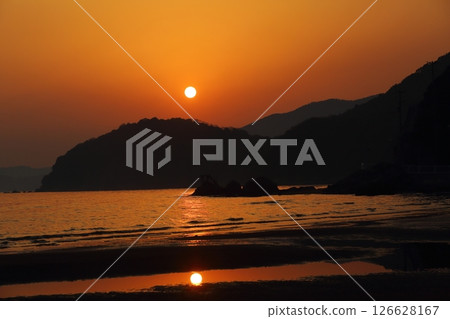 Shinkai海灘的晚上風景 126628167