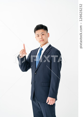 年輕男性商務指點 126628232