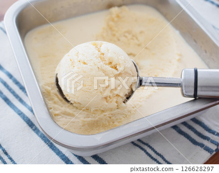 用湯匙舀出的自製冰淇淋 用湯匙舀出的自製冰淇淋 126628297