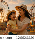 父母在遊樂園裡享受 126628880