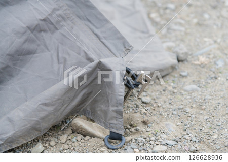 [Auto camping on the Nakatsugawa riverbed, pegs for the tent skirt] 126628936